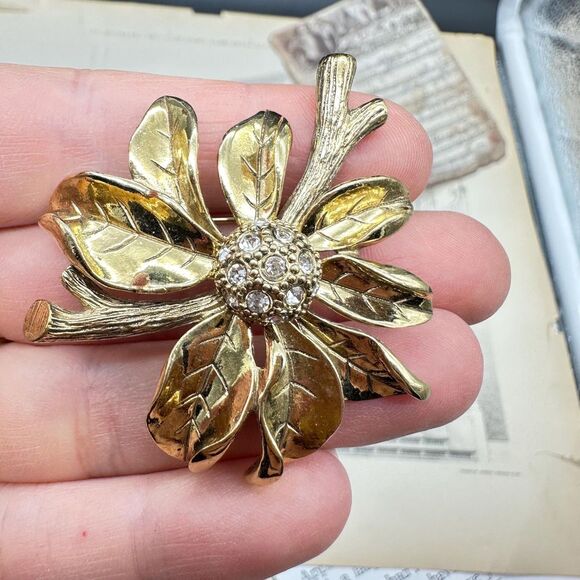 Vintage MONET Gold Rhinestone POINSETTIA FLOWER Brooch Pave Crystal - Picture 4 of 6